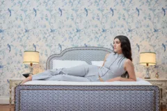 Pantalón de vestir celeste con corte recto y tiro medio.