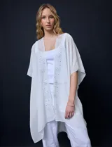 Kimono de gasa color blanco, con diseño abierto y mangas amplias. Presenta detalles de apliques brillantes a lo largo de la abertura frontal.