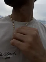 Cadena dorada con eslabones tipo "grano de café".