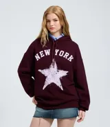 Buzo con capucha y cordones ajustables, de corte holgado y manga larga. Presenta un diseño estampado en el frente con la frase 'New York' y una estrella con efecto desgastado.