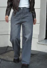 Jean de corte recto y tiro alto, confeccionado en tejido de pana fina con diseño de rayas verticales sutiles en color gris.