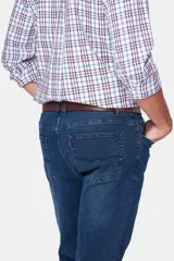 Pantalón de jean skinny color celeste claro, de corte ajustado y silueta definida.
