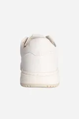 Zapatillas urbanas negras con suela marrón.