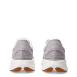 Championes urbanos New Balance modelo Ctlyst, color gris con detalles en blanco y suela color caramelo. Presentan un diseño de malla transpirable con refuerzos sintéticos y el logo de la marca en el lateral.