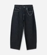 Pantalón de jean estilo baggy balloon, de corte holgado con volumen en las piernas y cintura fija con trabillas. Presenta costuras a contratono y detalle de cadena metálica lateral.