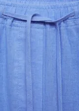 Pantalón de lino y algodón color celeste, con cintura elástica y cordón ajustable.