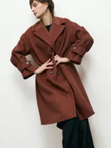 Tapado marrón de paño con doble botonadura, cuello solapa y bolsillos laterales.