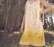 Vestido corto color verde claro, con escote en V y tiras anchas que se atan en los hombros.