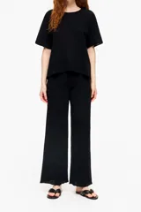 Pantalón negro de punto con corte palazzo.