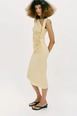 Vestido midi negro con escote asimétrico, sin mangas y detalle de drapeado delantero.