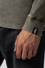 Buzo gris de tela waffle de algodón con teñido acid y corte oversize.