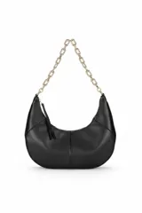 Cartera tipo media luna color negro, con textura granulada y correa de cadena dorada. Tiene cierre de cremallera y un tirador con flecos.