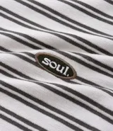 Remera relaxed de algodón a rayas horizontales blancas y negras, con cuello redondo, manga corta y logo "Soul." bordado en el pecho.