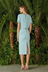 Falda midi celeste de corte recto.