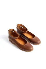 Zapato tipo ballerina color beige con correa al tobillo desmontable.