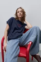 Remera blanca de silueta amplia y calce relajado, confeccionada en tela suave y liviana, con cuello redondo, mangas cortas con vuelta y hombros caídos. Cuenta con un delicado bordado frontal en color azul con la inscripción "LE SOLEIL TOUTE L'ANNÉE sur la Côte d'Azur".