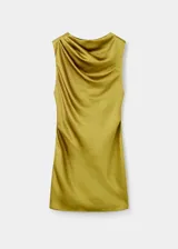 Vestido corto de satén color amarillo, con diseño sin mangas, cuello redondo y detalle de fruncido y nudo en el hombro. Presenta un corte recto y espalda abierta.