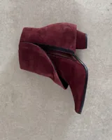 Botin de gamuza negra con punta fina y taco cuadrado.