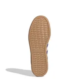 Championes urbanos Adidas modelo Barreda, color azul con las icónicas tres tiras laterales en blanco con bordes amarillos. Presentan puntera en forma de T, capellada de gamuza y suela de goma color caramelo.