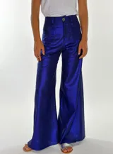 Pantalón de lino color naranja, de corte palazzo y tiro alto.