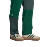 Championes Adidas Gazelle Bold W, color beige con detalles en verde y suela marrón con plataforma.