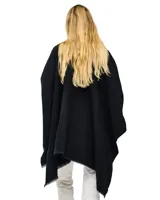 Ruana de tejido soft color negro, con cuello en V y un nudo o pasador frontal que ajusta la prenda. Los bordes tienen terminación desflecada.