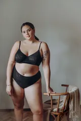 Soutien de encaje negro con aros, diseñado con copas suaves y breteles ajustables.