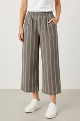 Pantalon de corte holgado con cintura elástica, diseño a rayas verticales en color blanco y negro.