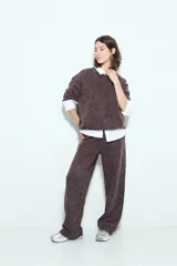 Buzo negro con efecto lavado y costuras verticales a la vista, de calce relajado.