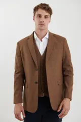 Saco de vestir marrón de corte clásico, con solapas de muesca, cierre de dos botones, bolsillo en el pecho y bolsillos laterales con solapa.