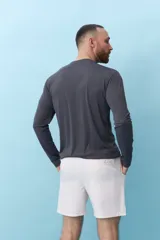 Short de baño de corte recto con estampado de rayas verticales finas en color verde claro. Cuenta con cintura elástica ajustable mediante cordón y bolsillos laterales.