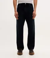 Pantalón de jean para hombre de corte recto, color azul oscuro, con cierre de cremallera y diseño clásico de cinco bolsillos.