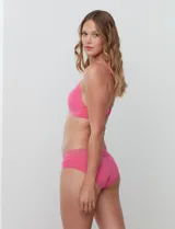 Panty hipster color rosa, marca Montelle, confeccionada en lycra y encaje.