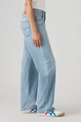 Jean de mujer color azul claro, de corte holgado y tiro medio.