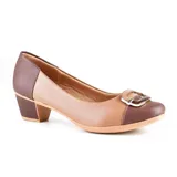 Zapato de cuero negro con taco bajo y detalle de hebilla dorada.