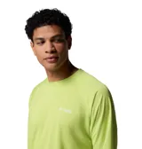 Remera de manga larga Columbia PFG Solar Stream LS color verde lima, confeccionada con tecnología Omni-Wick y Omni-Shade para protección solar y absorción de humedad. Cuenta con cuello redondo y el logo de la marca estampado en el pecho.