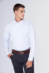 Camisa blanca de tela oxford con manga larga y logo bordado en el bolsillo. Cuello con botones y tablón central en la espalda.