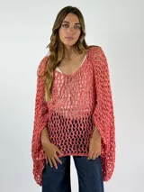 Top tejido crochet color salmón, de mangas largas y corte holgado.