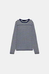 Jersey de punto con cuello redondo y manga larga, con estampado de rayas horizontales blancas y azul marino.