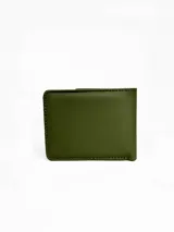 Billetera de hombre color negro, con diseño combinado de textura lisa y texturizada en el lateral, con el logo de la marca Rusty Co grabado.