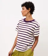 Remera de algodón con diseño de rayas horizontales, corte recto y cuello redondo de canalé en color morado a juego con las rayas.