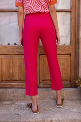 Pantalón chino fucsia de lino y viscosa, con tiro medio-alto y pierna recta. Cuenta con bolsillos laterales y traseros.