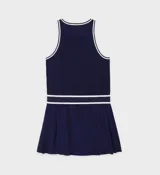 Vestido corto azul marino de corte regular con falda plisada. Presenta ribetes de rayas blancas en contraste en el escote, las sisas y la cinturilla elástica.