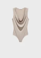 Body sin mangas de color beige, con escote drapeado y diseño entallado. Confeccionado en tejido elástico con tirantes anchos.