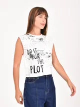 Remera blanca sin mangas con hombreras, estampado de texto de periódico en gris y la frase "DO IT FOR THE PLOT" en negro.