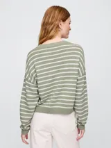 Buzo de tejido de punto con diseño a rayas horizontales en color verde y blanco, cuello redondo y mangas largas con puños acanalados.