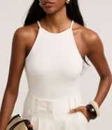 Body blanco sin mangas, confeccionado en tejido rib con textura acanalada y escote recto.