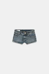 Shorts de jean de tiro bajo y corte mini, con diseño de cinco bolsillos, trabillas para cinturón y cierre frontal con botones metálicos y cremallera.
