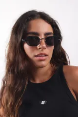 Lentes de sol con marco geométrico negro y lentes oscuros.