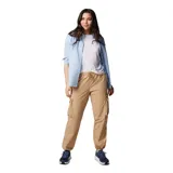 Pantalón cargo color beige de corte holgado, con cintura elástica ajustable mediante cordón, bolsillos laterales y bolsillos cargo con cierre en los muslos. Presenta dobladillos ajustables en los tobillos.